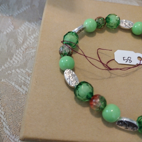 Artemis's Gems custom-made beaded bracelet with metal flower engraved charms - Picture 3 of 4